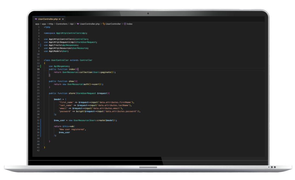 un macbook pro avec du code php dans un éditeur de texte